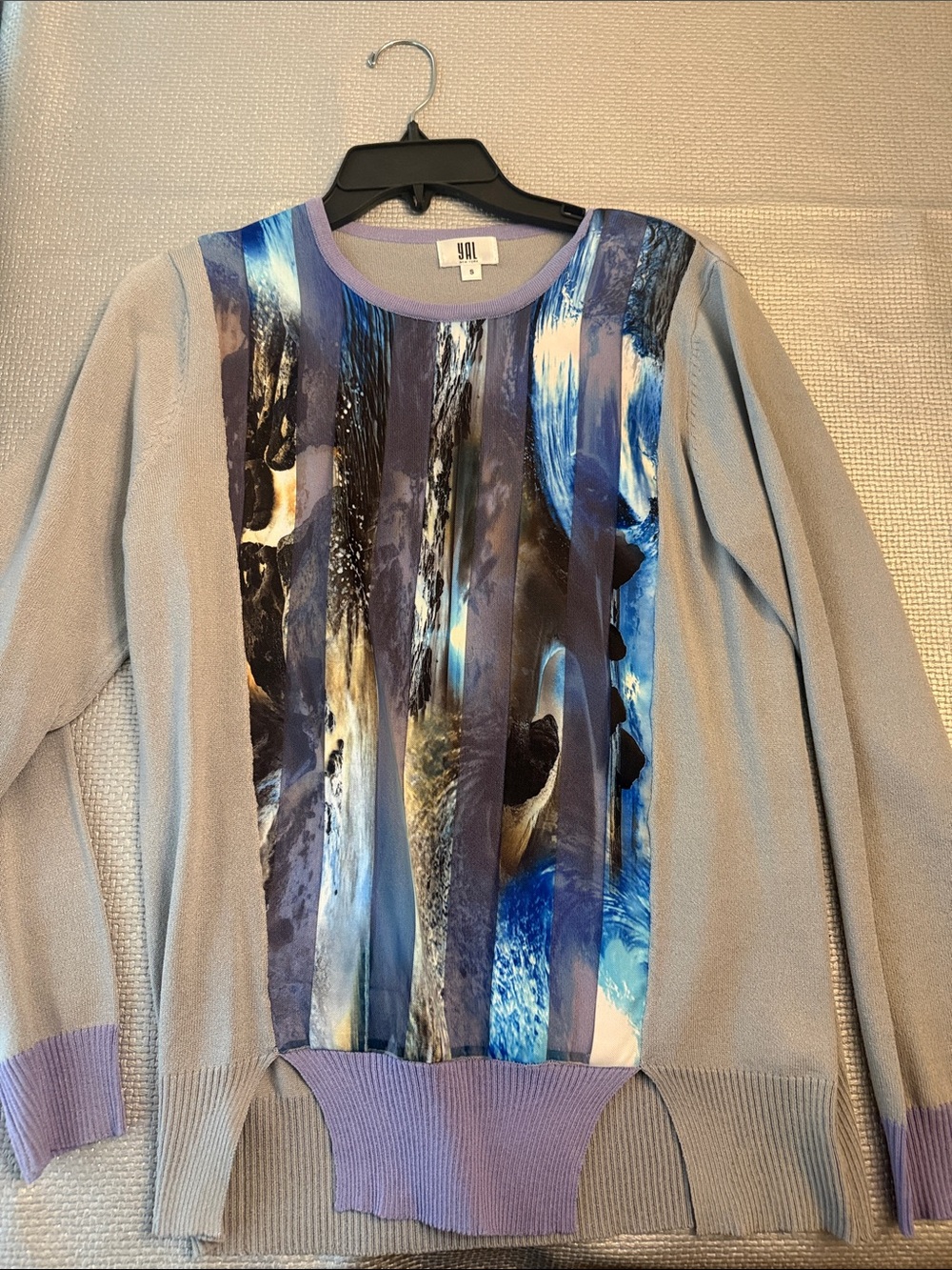 Artistic Blue Panel Crewneck Sweater - Light Gray & Blue